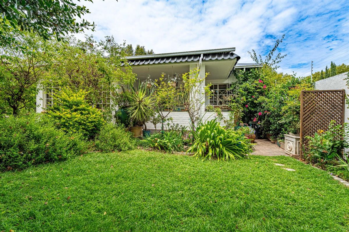 Charming Home With A Separate Cottage - Photo 2