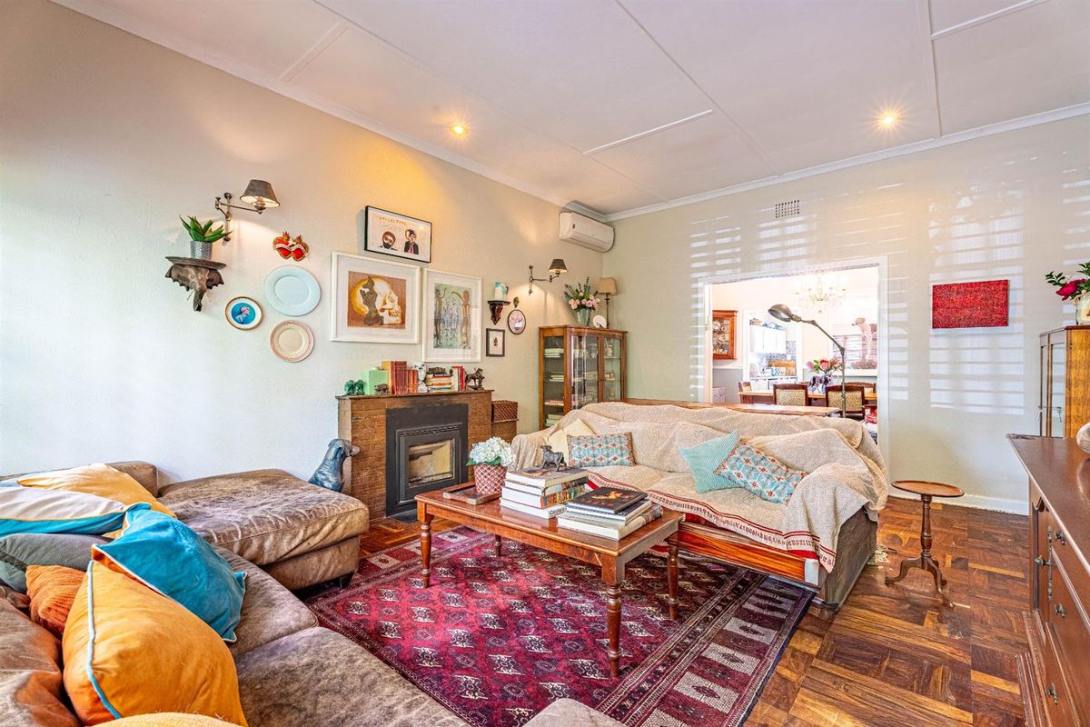 Charming Home With A Separate Cottage - Photo 4