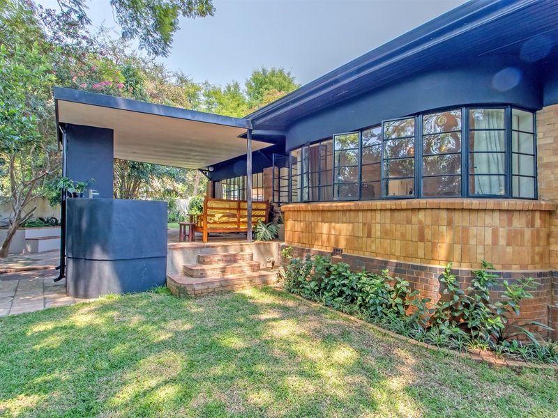 Stunning four bedroom family home with inverter, pool and entertainment areas - Photo 3