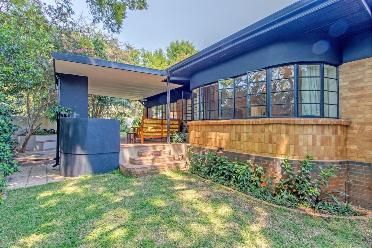 Stunning four bedroom family home with inverter, pool and entertainment areas - Photo 3