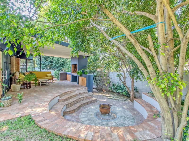 Stunning four bedroom family home with inverter, pool and entertainment areas - Photo 6