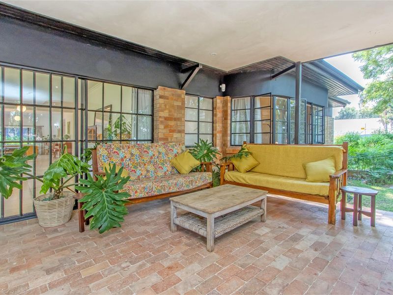 Stunning four bedroom family home with inverter, pool and entertainment areas - Photo 5