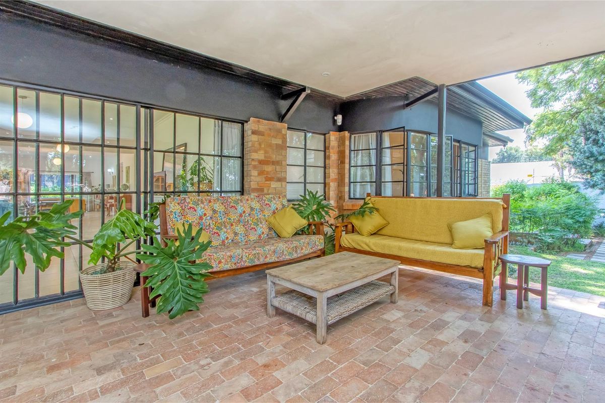 Stunning four bedroom family home with inverter, pool and entertainment areas - Photo 5