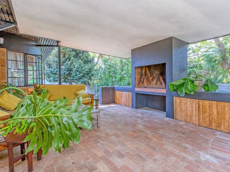 Stunning four bedroom family home with inverter, pool and entertainment areas - Photo 4