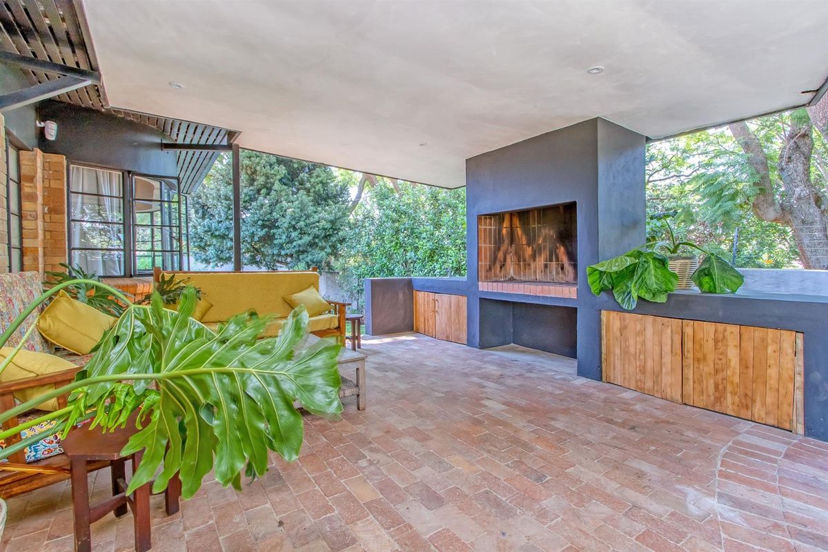 Stunning four bedroom family home with inverter, pool and entertainment areas - Photo 4