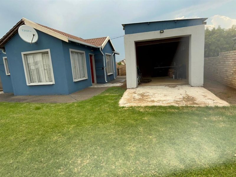 2-Bedroom House For Sale in Zamdela, Sasolburg - Photo 2