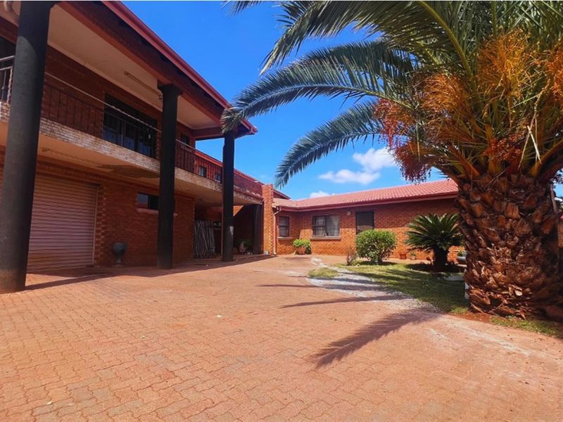 House For Sale in Lenasia Ext 10, Lenasia, Johannesburg - Photo 2