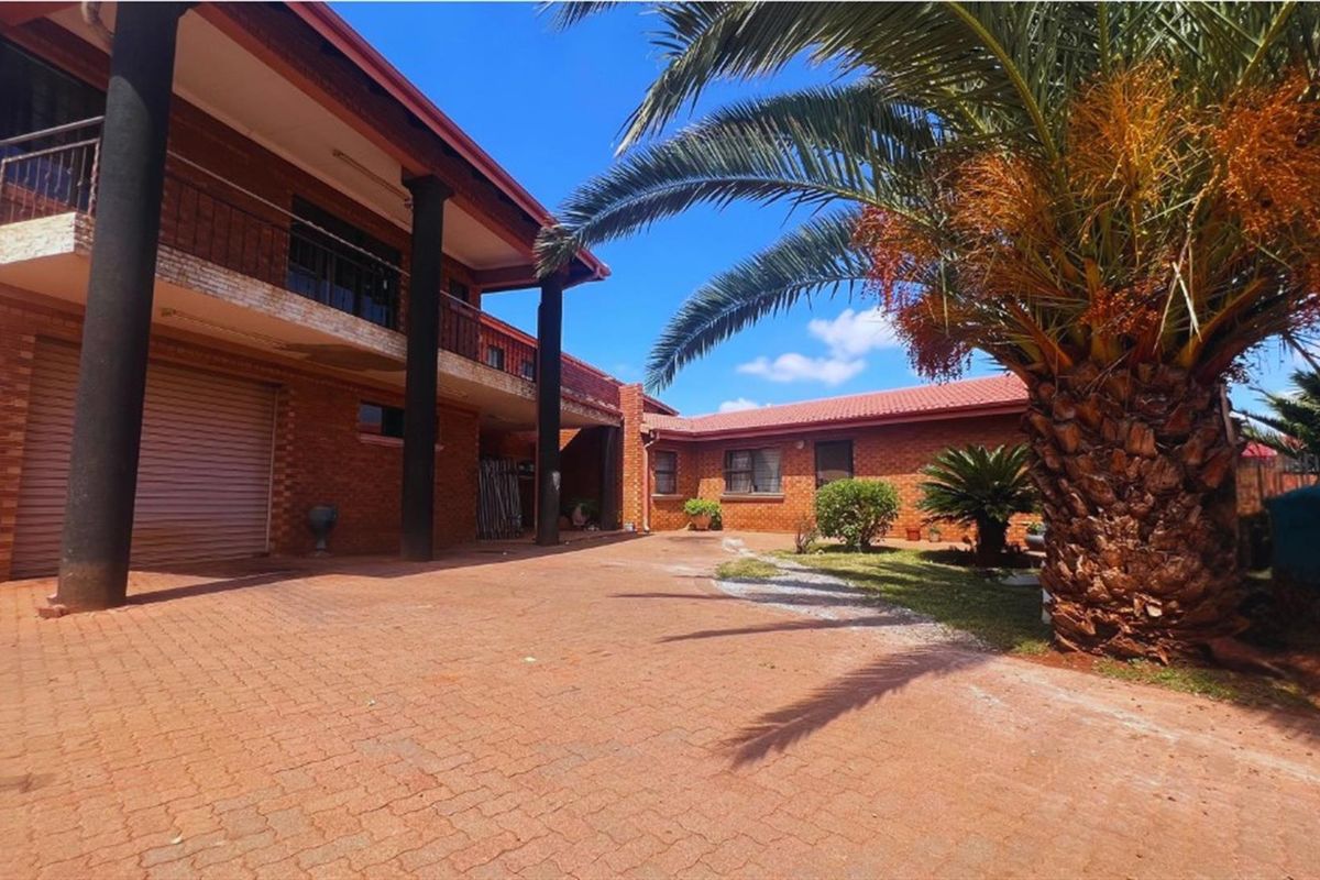 House For Sale in Lenasia Ext 10, Lenasia, Johannesburg - Photo 2