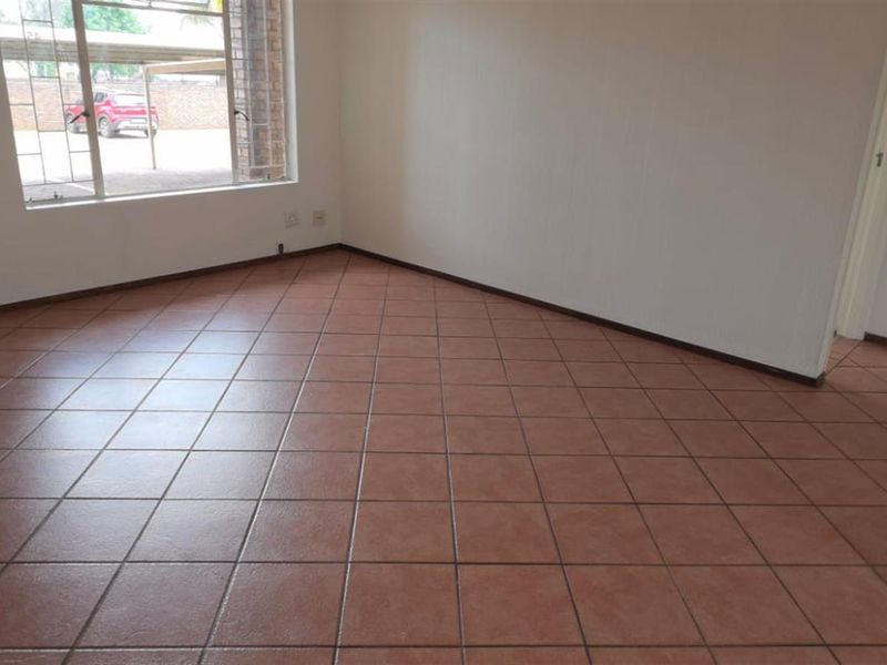 Neat 2-Bedroom Ground Floor Apartment in Secure Complex - Photo 9