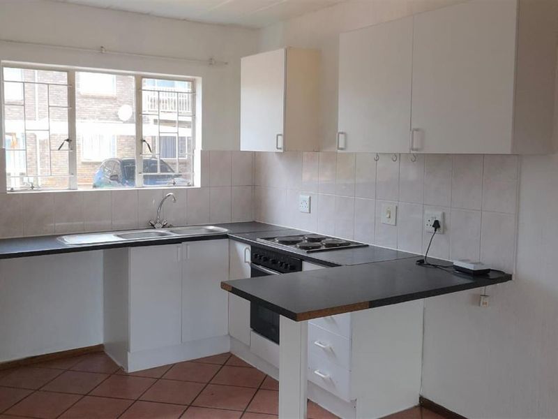 Neat 2-Bedroom Ground Floor Apartment in Secure Complex - Photo 7