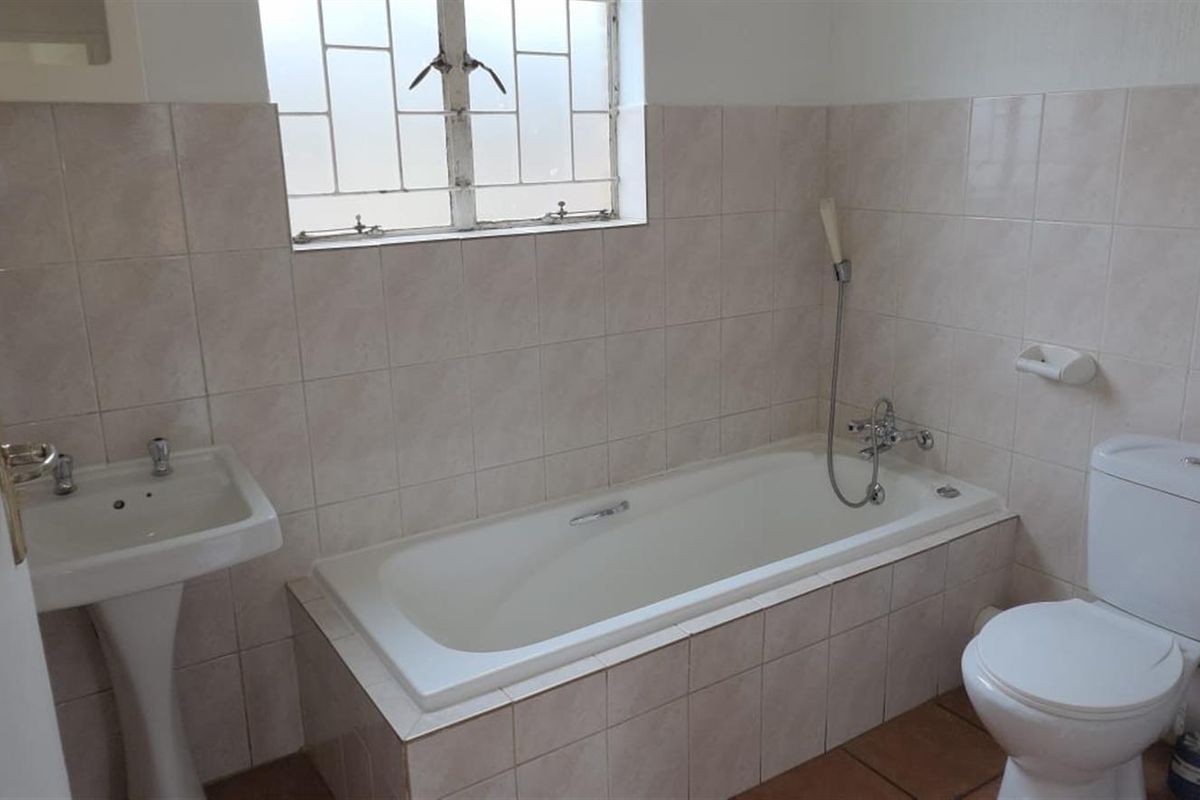 Neat 2-Bedroom Ground Floor Apartment in Secure Complex - Photo 5