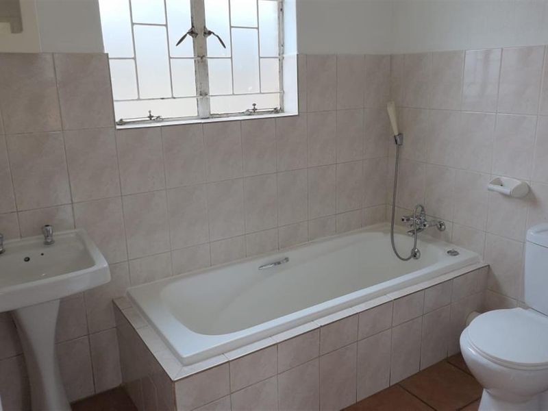 Neat 2-Bedroom Ground Floor Apartment in Secure Complex - Photo 5