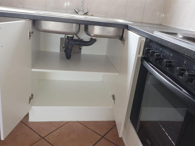 Neat 2-Bedroom Ground Floor Apartment in Secure Complex - Photo 8