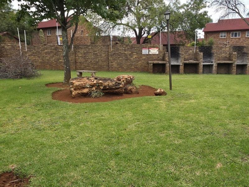 Neat 2-Bedroom Ground Floor Apartment in Secure Complex - Photo 4