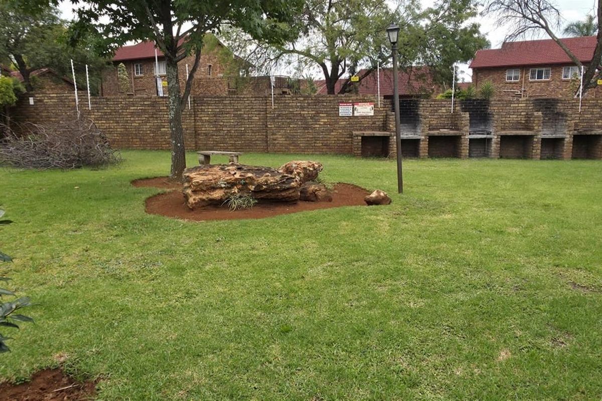 Neat 2-Bedroom Ground Floor Apartment in Secure Complex - Photo 4