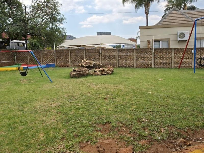 Neat 2-Bedroom Ground Floor Apartment in Secure Complex - Photo 3