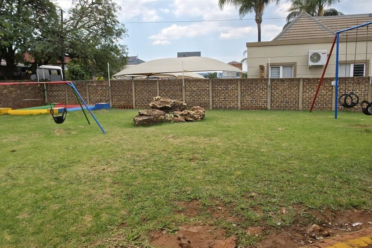 Neat 2-Bedroom Ground Floor Apartment in Secure Complex - Photo 3