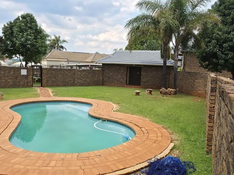 Neat 2-Bedroom Ground Floor Apartment in Secure Complex - Photo 2