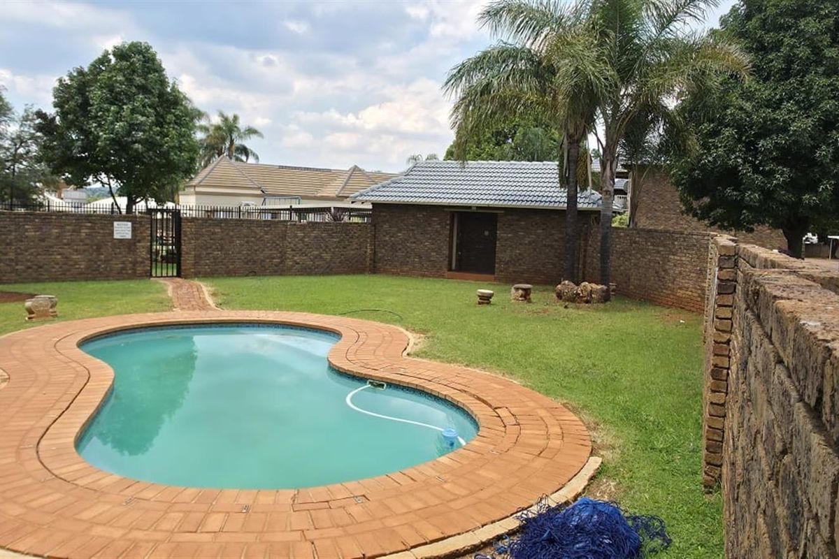 Neat 2-Bedroom Ground Floor Apartment in Secure Complex - Photo 2