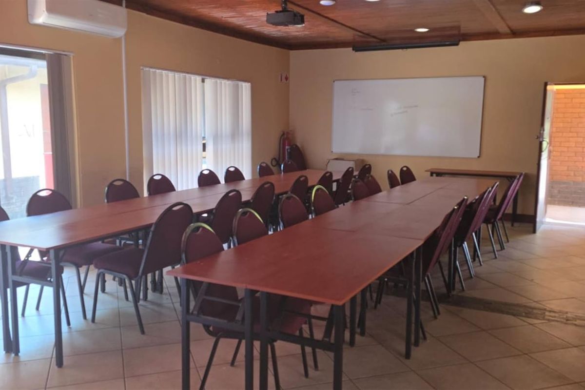 9 bedroom Guest House For Sale in Clubview, Centurion - Photo 5