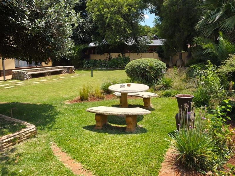 9 bedroom Guest House For Sale in Clubview, Centurion - Photo 9