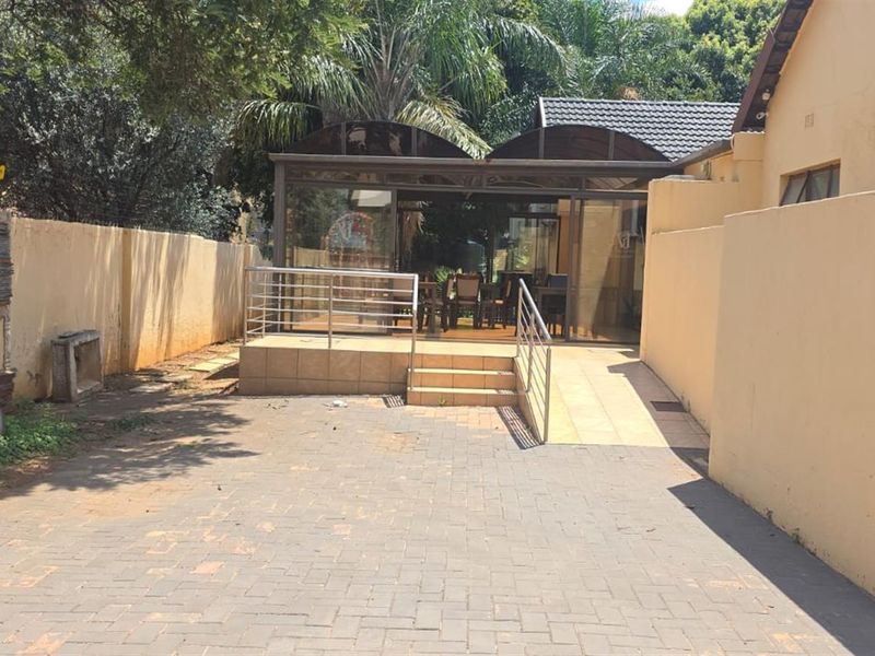 9 bedroom Guest House For Sale in Clubview, Centurion - Photo 2