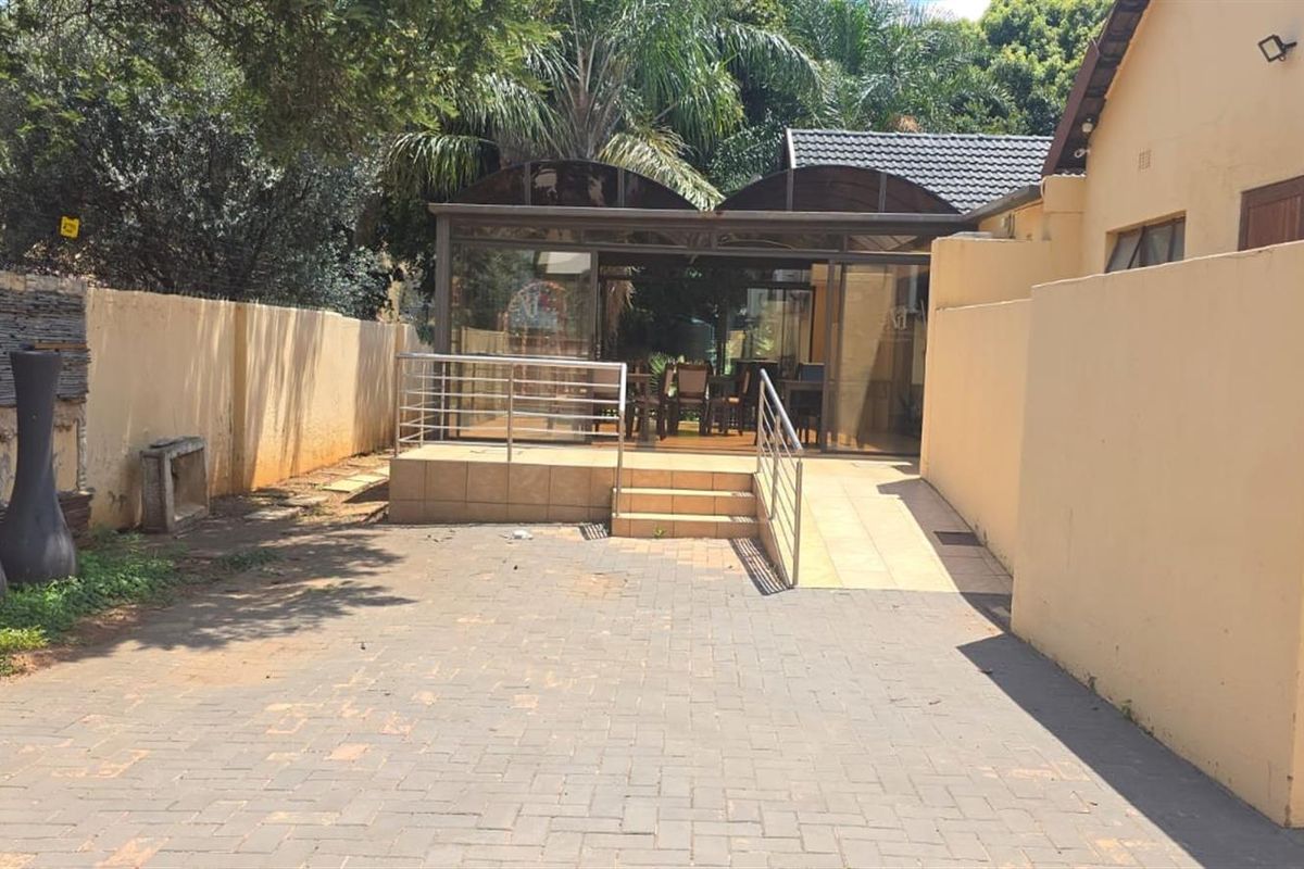 9 bedroom Guest House For Sale in Clubview, Centurion - Photo 2