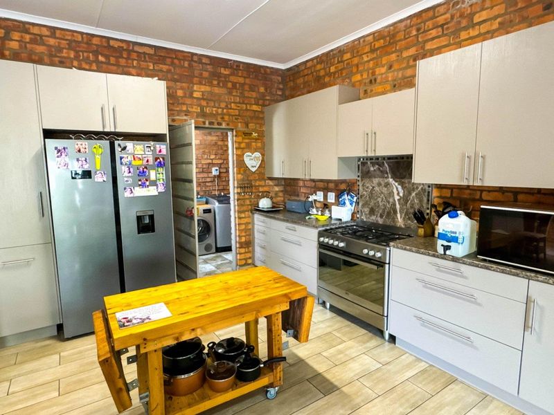 Versatile Dual-Living Opportunity in Klein Brak - Photo 9