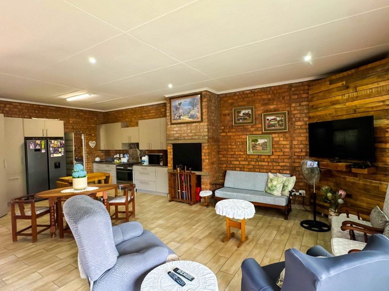 Versatile Dual-Living Opportunity in Klein Brak - Photo 4