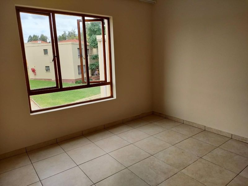 This charming 2 bedroom apartment is located in Villa Toulouse, within the secure Eagle Trace Estate - Photo 4