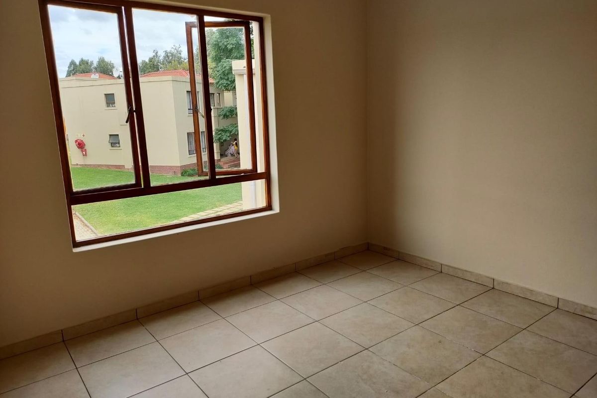 This charming 2 bedroom apartment is located in Villa Toulouse, within the secure Eagle Trace Estate - Photo 4