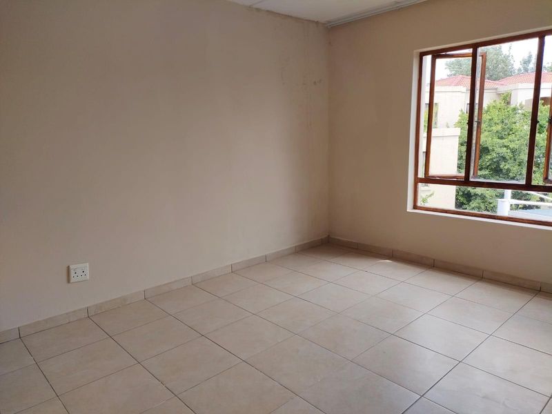 This charming 2 bedroom apartment is located in Villa Toulouse, within the secure Eagle Trace Estate - Photo 3