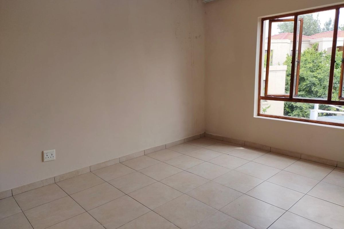 This charming 2 bedroom apartment is located in Villa Toulouse, within the secure Eagle Trace Estate - Photo 3