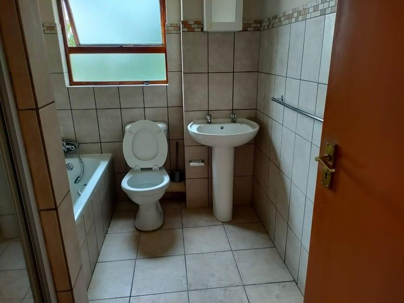 This charming 2 bedroom apartment is located in Villa Toulouse, within the secure Eagle Trace Estate - Photo 5