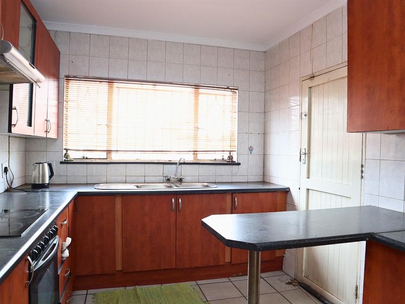 4 Bedroom House with Business Rights for Sale in Maraisburg - Photo 8