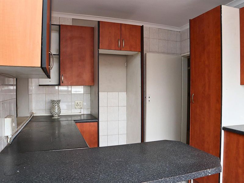 4 Bedroom House with Business Rights for Sale in Maraisburg - Photo 9