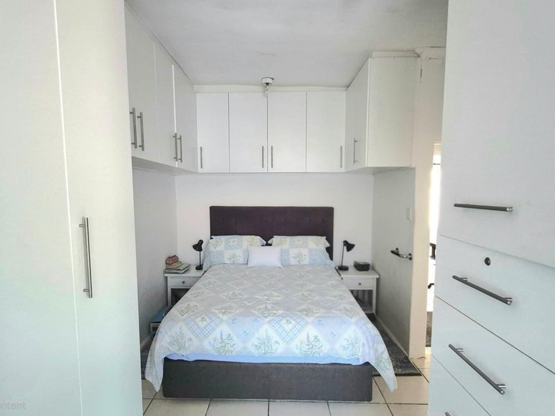 Great Investment Opportunity With 2 Separate Entrance Flatlets - Photo 10