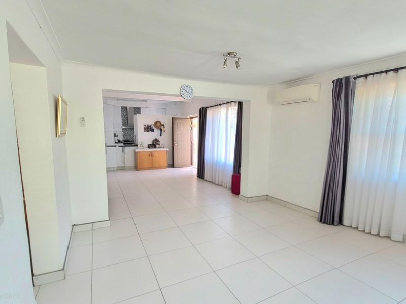 Great Investment Opportunity With 2 Separate Entrance Flatlets - Photo 3