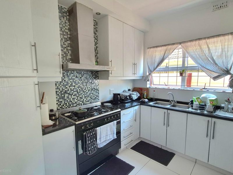 Great Investment Opportunity With 2 Separate Entrance Flatlets - Photo 6