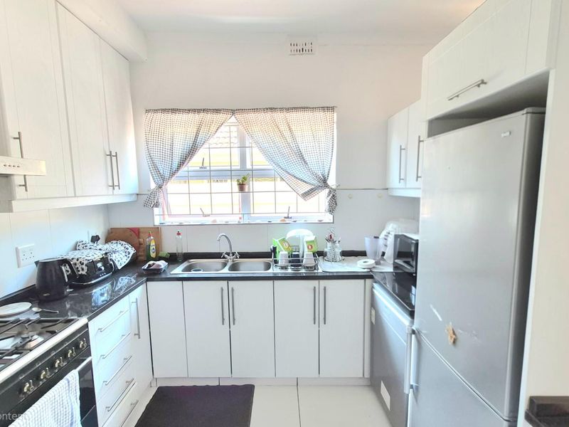 Great Investment Opportunity With 2 Separate Entrance Flatlets - Photo 5