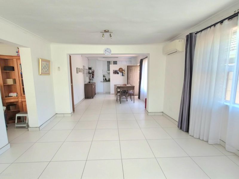 Great Investment Opportunity With 2 Separate Entrance Flatlets - Photo 2