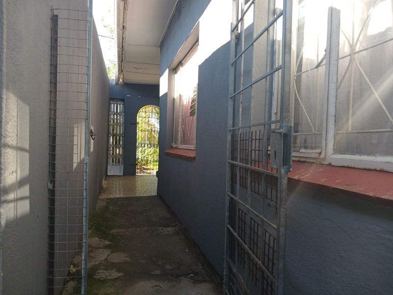 Family house in Cannaught Estate, Elsies River [Two Properties on One Spacious Plot!] - Photo 3