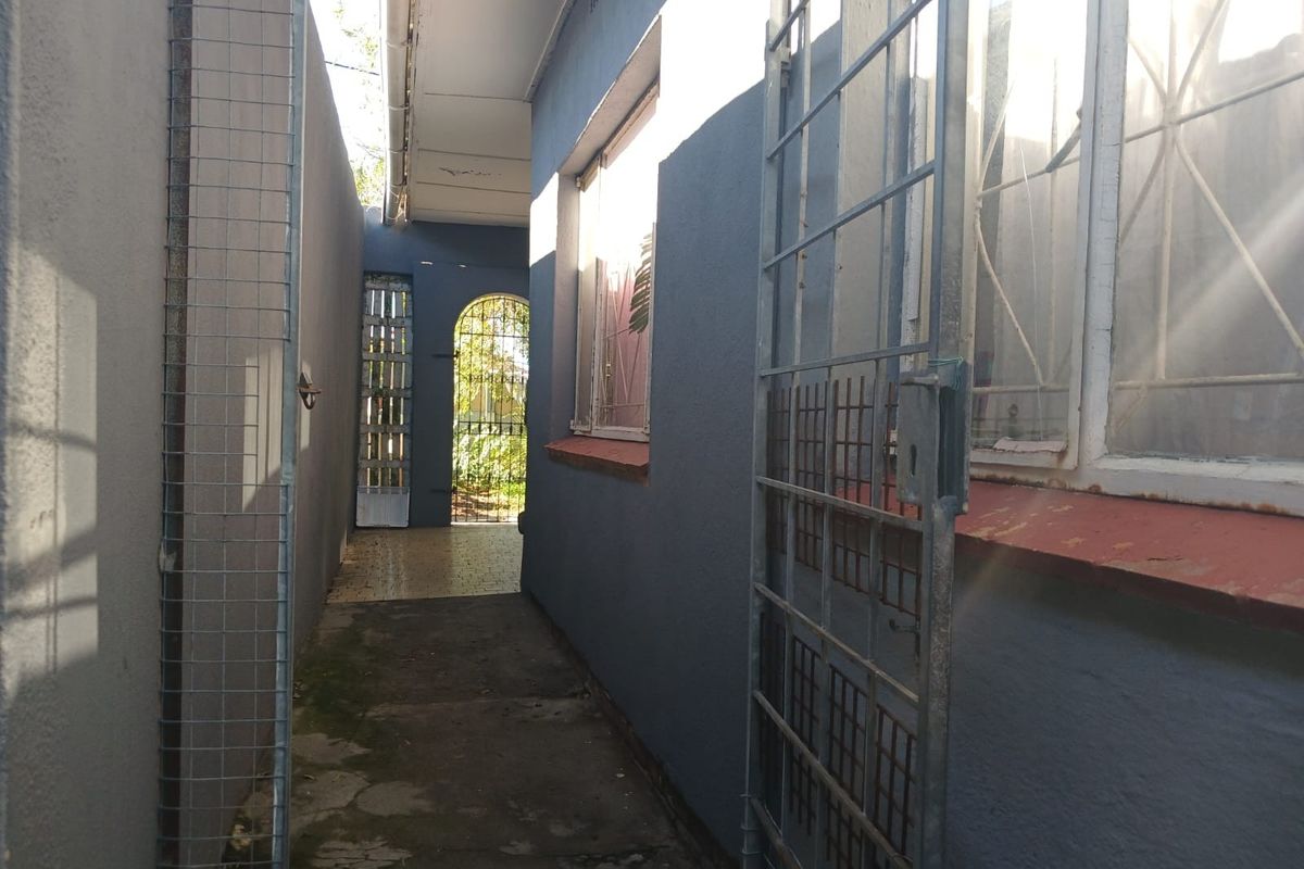 Family house in Cannaught Estate, Elsies River [Two Properties on One Spacious Plot!] - Photo 3