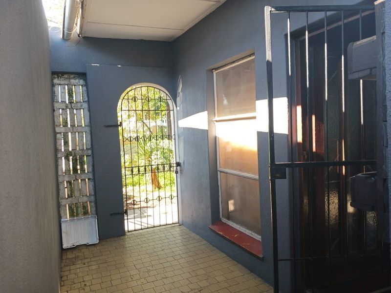 Family house in Cannaught Estate, Elsies River [Two Properties on One Spacious Plot!] - Photo 2