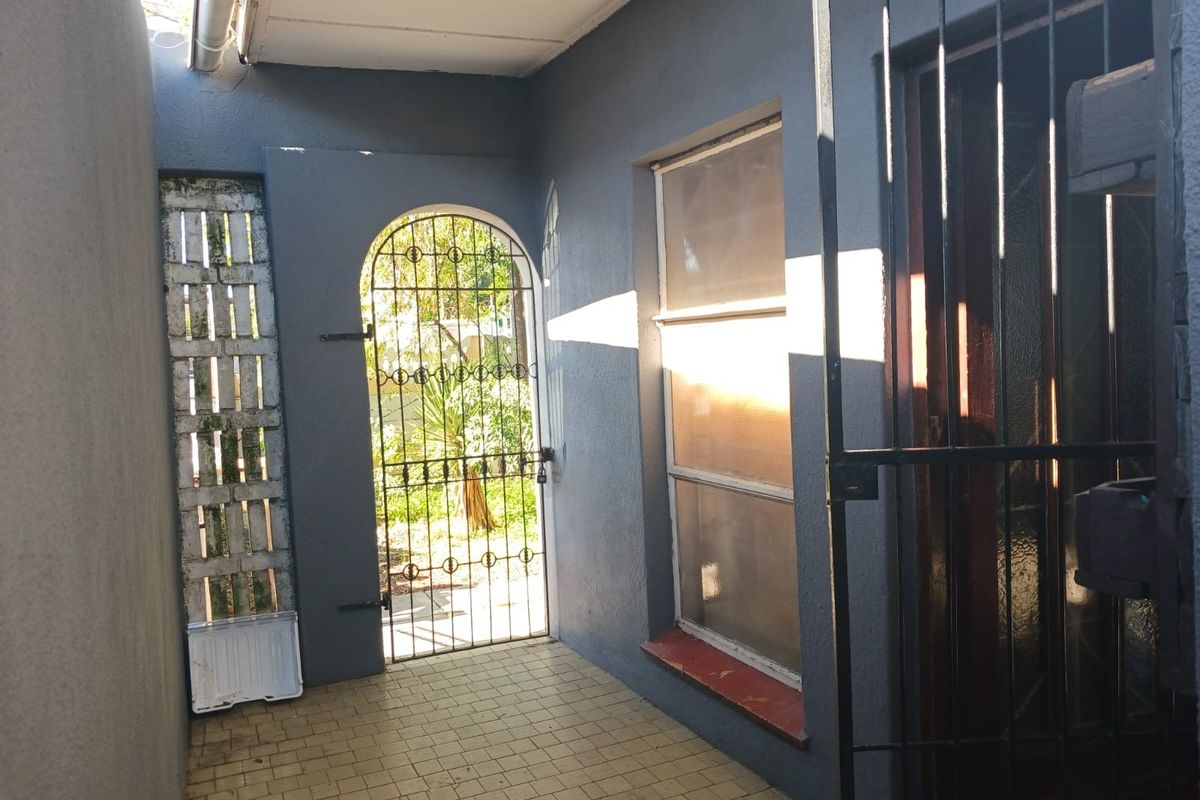 Family house in Cannaught Estate, Elsies River [Two Properties on One Spacious Plot!] - Photo 2