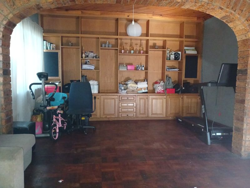 Family house in Cannaught Estate, Elsies River [Two Properties on One Spacious Plot!] - Photo 4