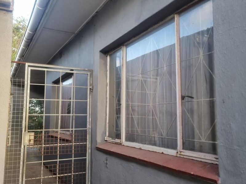 Family house in Cannaught Estate, Elsies River - Photo 2