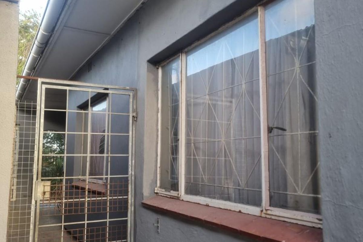 Family house in Cannaught Estate, Elsies River - Photo 2