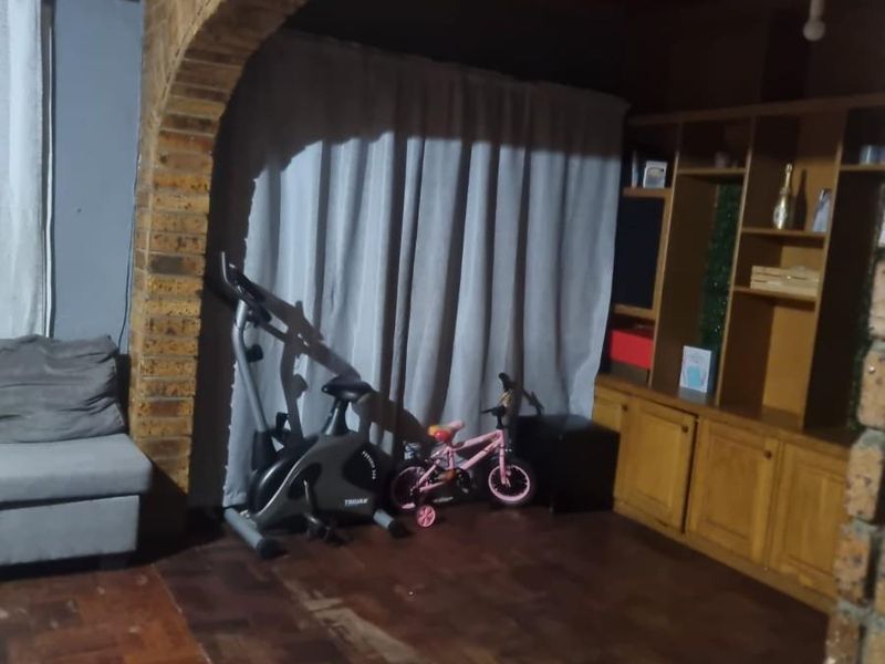 Family house in Cannaught Estate, Elsies River - Photo 8