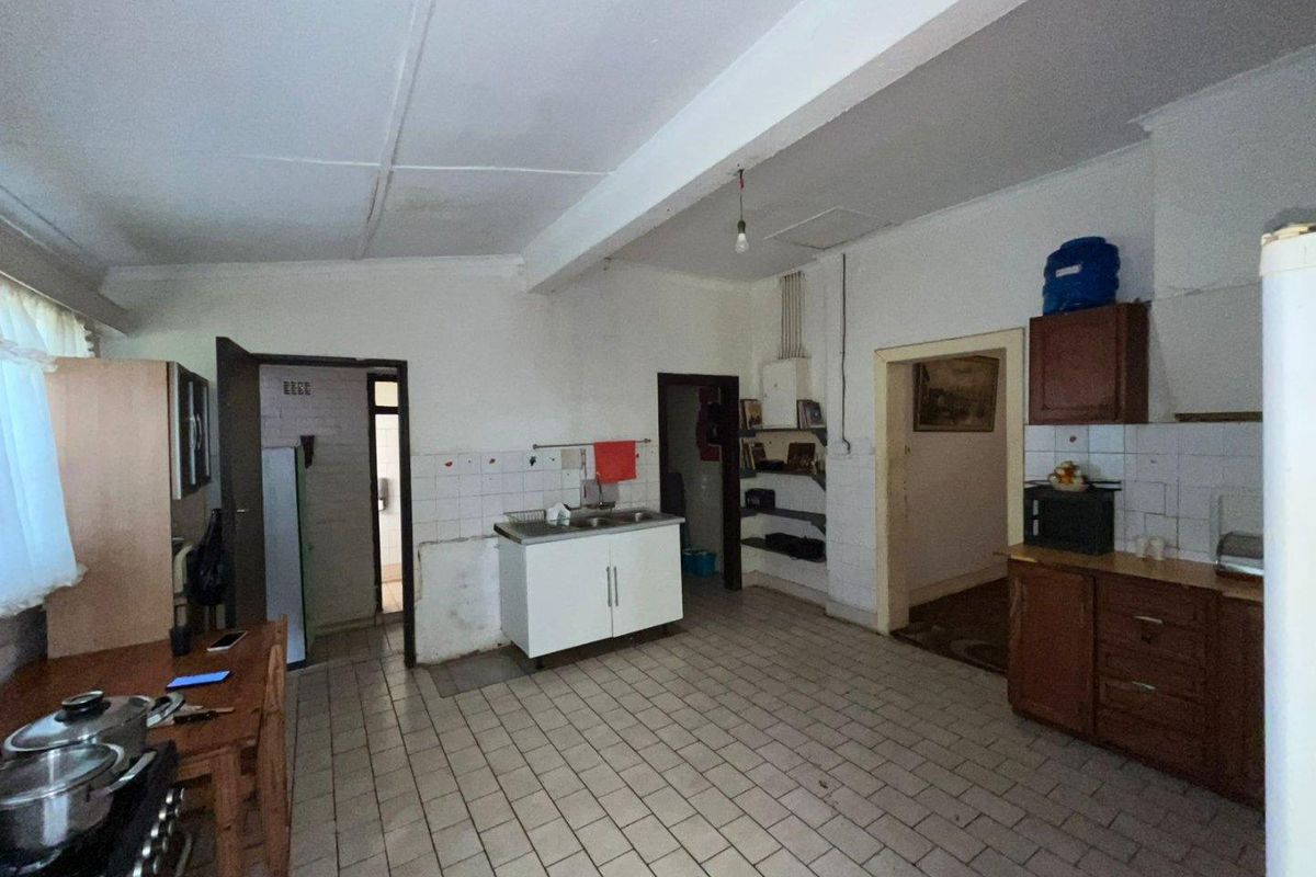 Bargain 4 Bed, extra outside rooms full of potential, Up For GRABS! Brakpan - Photo 2
